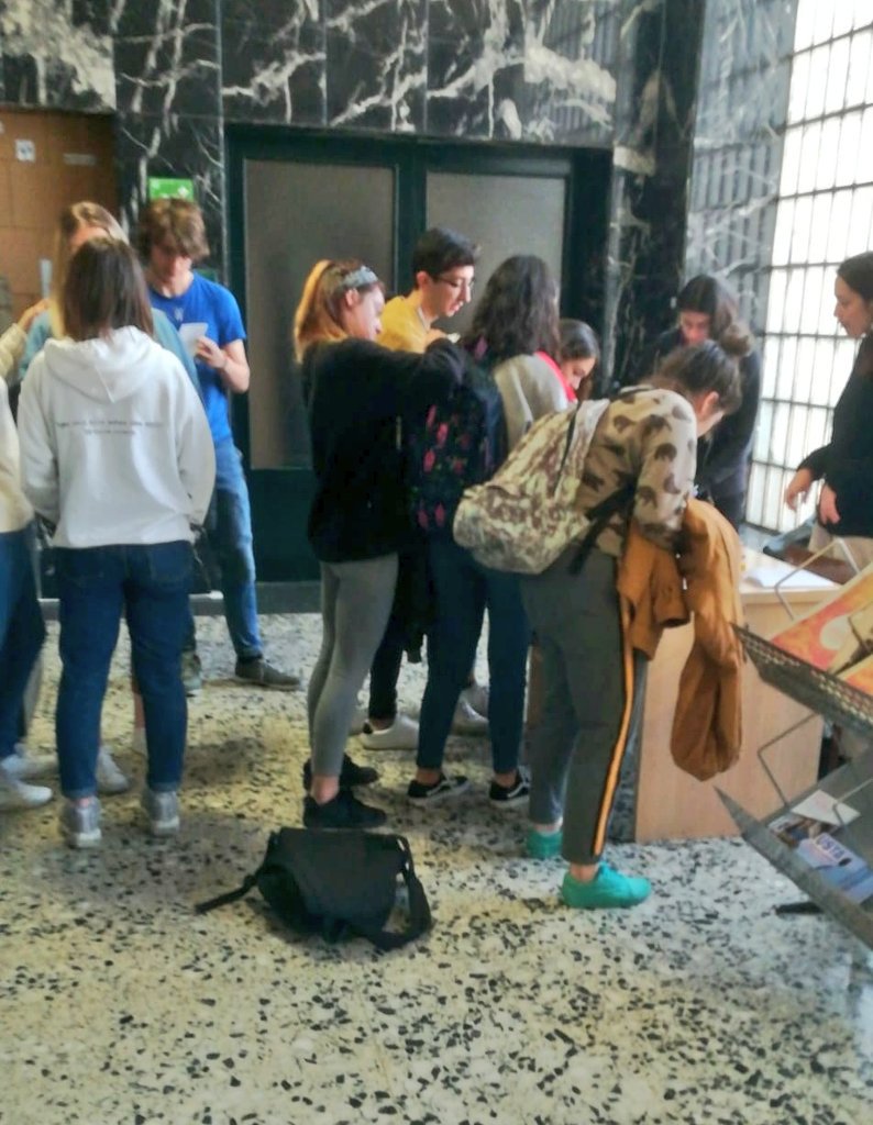 DecideUsal's tweet photo. Constituida la mesa en la Facultad de Psicología y Bellas Artes. Colas votar en la primera media hora #USALDecide 👇👇 https://t.co/pu3h9XLEem