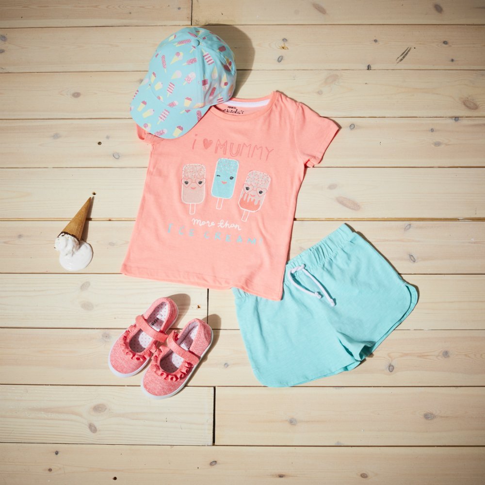 I ❤️ Mummy more than ice cream 🍦 How cute is this summery kids set?!

T-Shirt: £1.50 / €2
Shorts: £1.50 / €2
Hat: £3 / €3.50
Shoes: £5 / €6