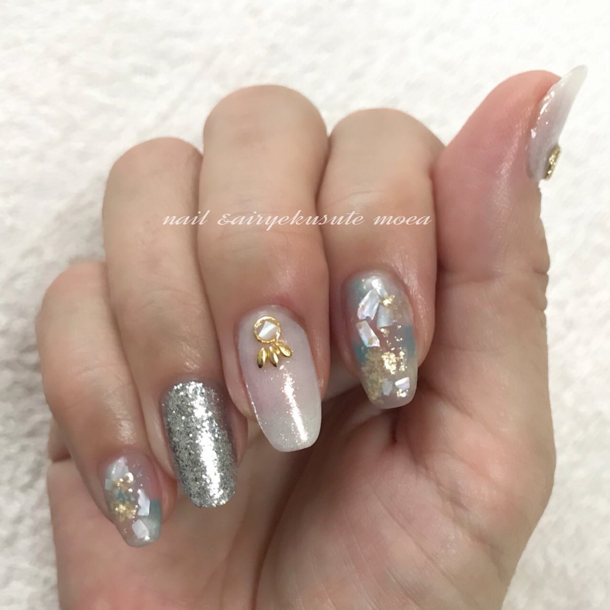 増毛エクステ アイラッシュサロンmoea على تويتر New Nail アシンメトリーニュアンスネイル ラメやシェルでキラキラ T Co Ysdfrjolmp ジェルネイル ニュアンスネイル シェルネイル 手描きアート 右手ネイル ネイルチェンジ ネイルandエアリー