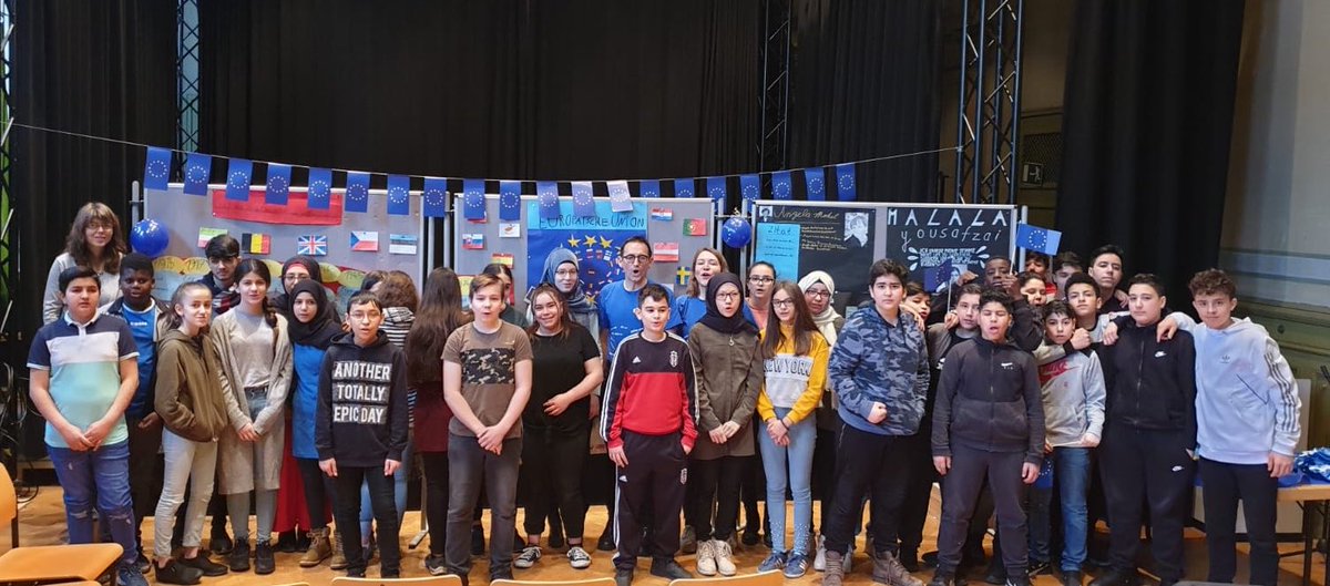 „Europaaaaa!“ EU-Schulprojekttag an der Theodor-Heuss-Schule in #Mitte mit Bezirksbürgermeister @DasselVon und Europabeauftragter @MarinaMantay sowie @artikeleins mit Kampagne #DankefürEuropa Infos zu berühmten Frauen und Historie. Votum der Kinder: Europa soll geeint bleiben!
