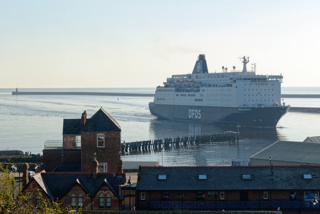 david1hirst's tweet photo. After her "holiday" on the Baltic route, it was good to see #DFDSPrincess return to the Tyne on Thursday morning. Welcome back! #DFDS #NorthShields @Old_LowLight @dfds_uk @Port_of_Tyne @NorthShieldsCOC @thenewsguardian https://t.co/1479oY9dlM