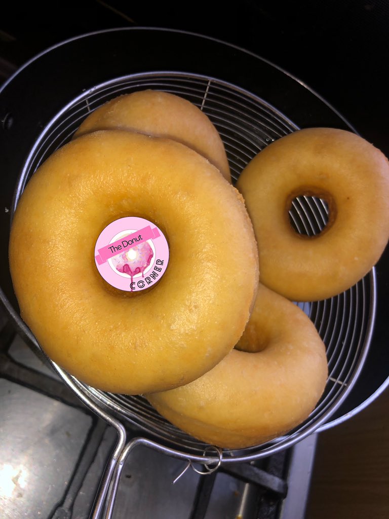 DonutCorner's tweet photo. Hello Tweeps my name is Aysha n this is what I do🍩 please retweet our customer may be on your TL❤️❤️❤️ https://t.co/X85jHVUHaj