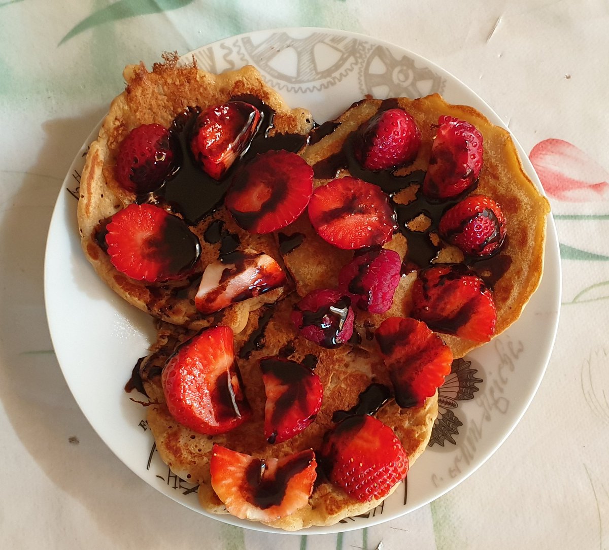 xeila_amiaire's tweet photo. Y si papá quiere tortitas para desayunar, se hacen para 2 😋🍓#pancakes #QueRicas 🍴 https://t.co/8q6djdc7d4