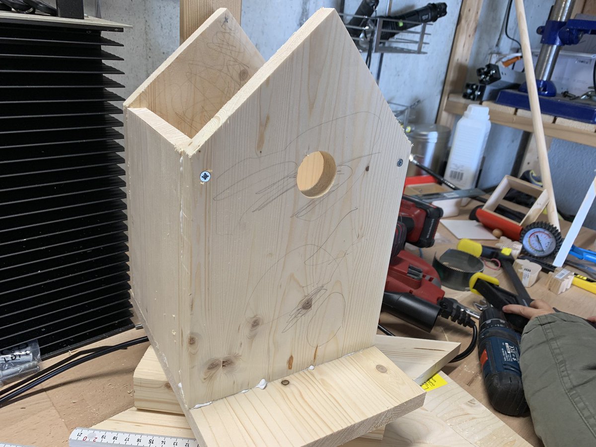 technikblog_ch's tweet photo. Vogelhaus bauen mit der Tochter! #papitag @heimwerker_king https://t.co/bPvQ62QF9z