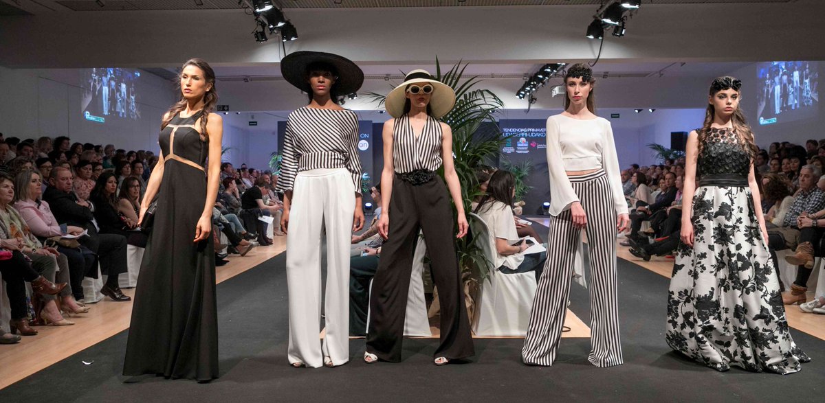 RIOSMODA1's tweet photo. Ya se respira ambiente de Pasarela. Quedan unos días. Nuestro desfile es el Miercoles día 3. "modo Fashion" activado!!!🌸🛍️🧥👗👰 https://t.co/EQXNzZdaJh