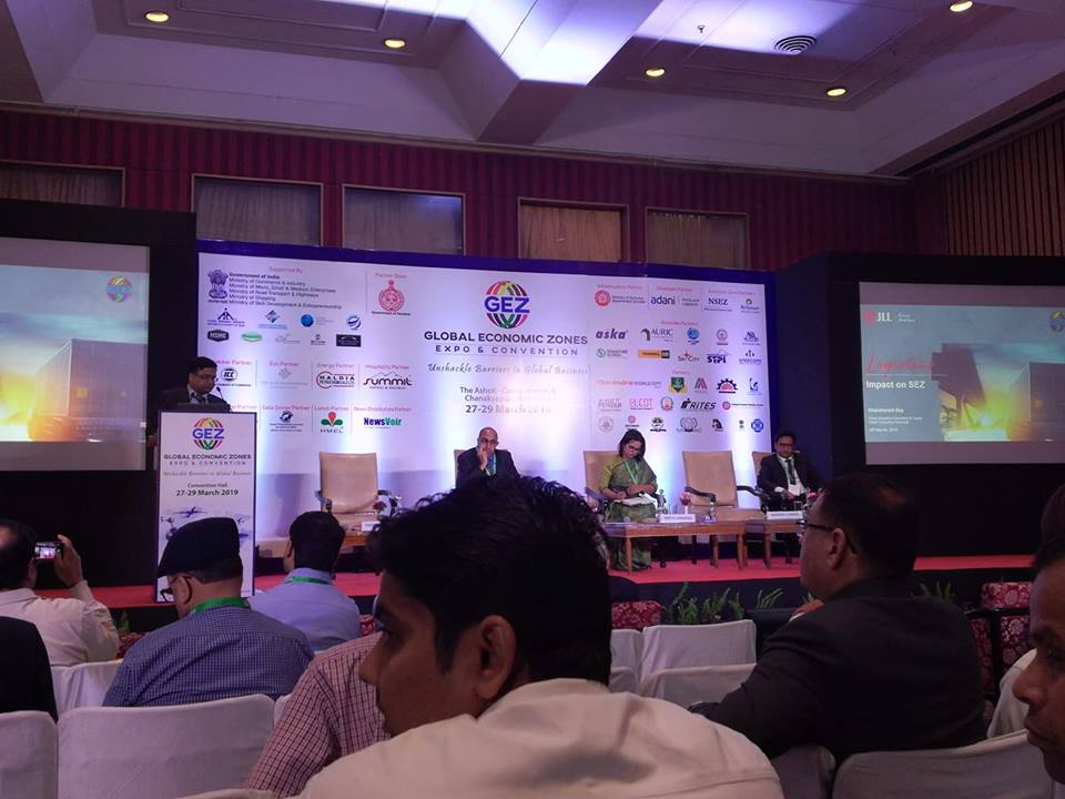 GEZExpo's tweet photo. #GEZExpo2019 #GEZExpo

Keynote Address by Mr. Chandranath Dey Head-Industrial Consulting, @JLLIndia, sharing insights on 'Logistics and its impact on SEZ' https://t.co/Pge3xywZMC