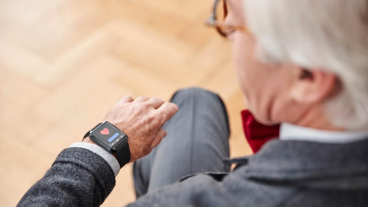 ViCardioBP's tweet photo. What are the mistakes that patients should avoid with #wearables? 
#digitalhealth #eHealth 
by @AndisRobeznieks 
https://t.co/iAeaAIlsyE https://t.co/Ow0jlEFLwv