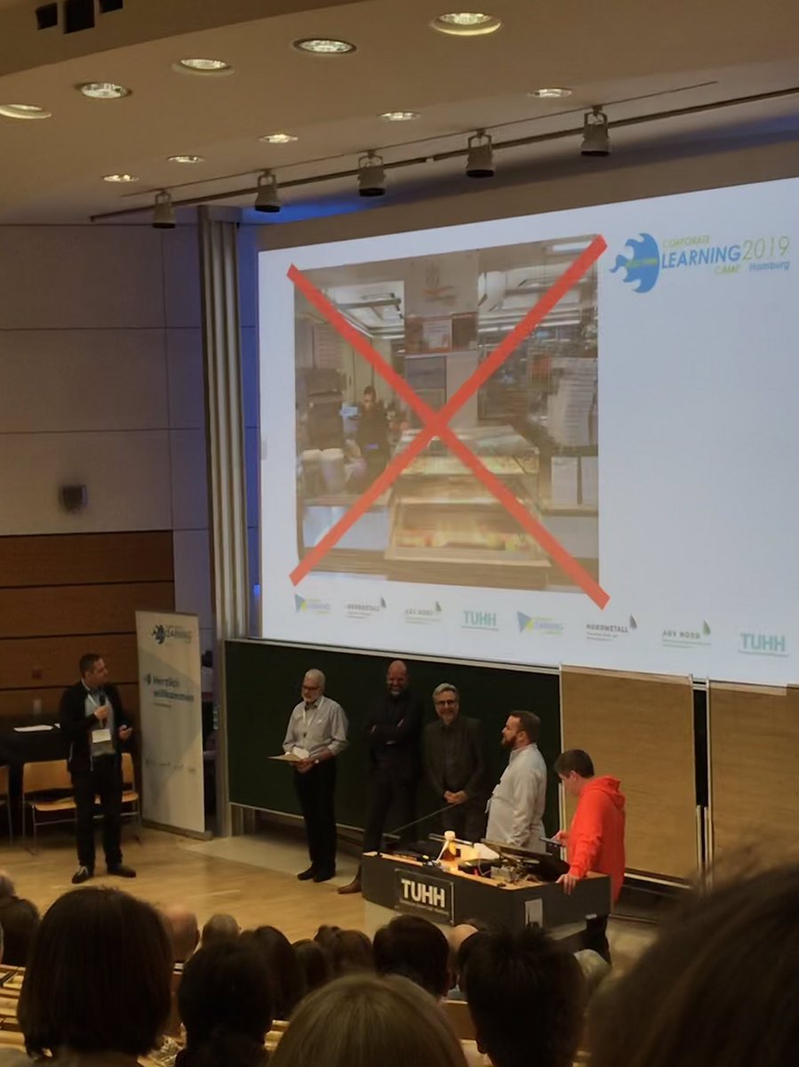florianbesser's tweet photo. Der Tag startet mit einem Dämpfer: Keine Pizza beim #CLC19HH 😳

#NoPizza #PizzaGate

Aber sonst ist es ganz gut glaub ich. Gleich beginnen die Sessions. https://t.co/afqOVD3pPI