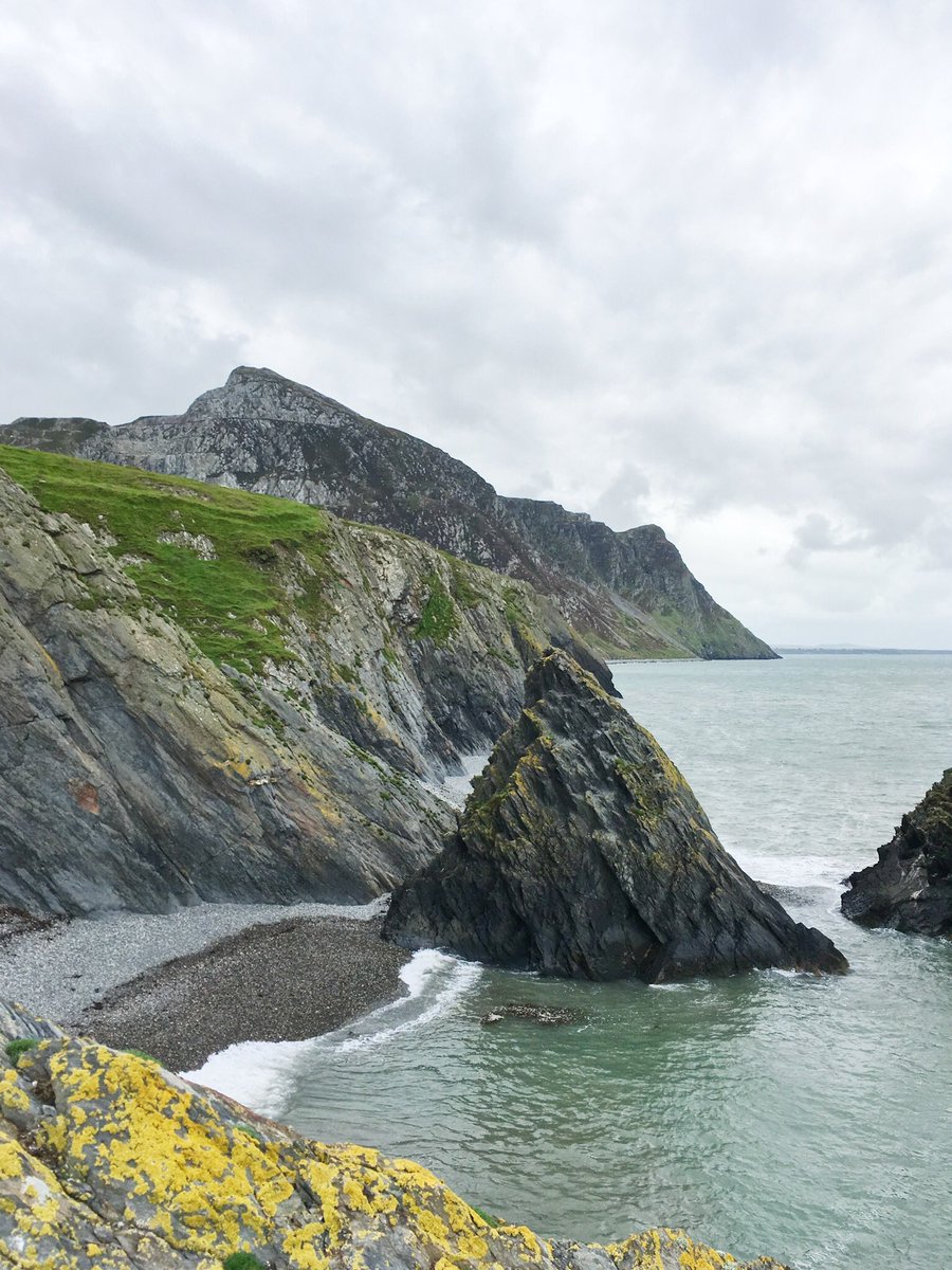 A photo of the stunning welsh coast, in case you need some beauty in your life this Thursday. #walescoast #wales #Travel