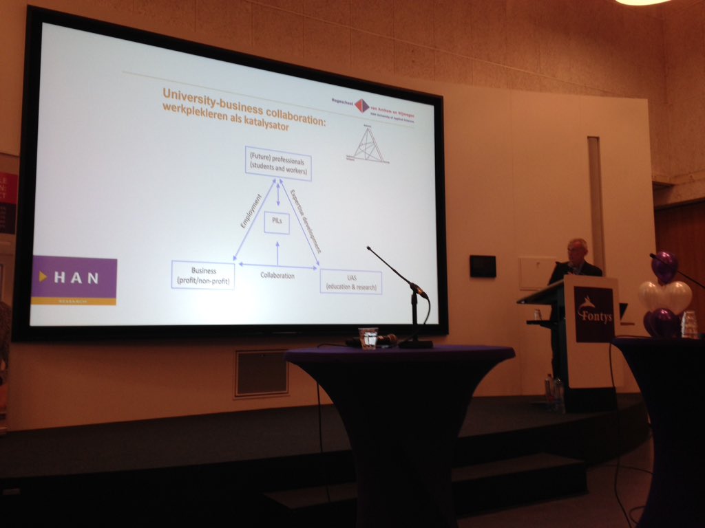 Loek Nieuwenhuis praat tijdens het congres o.a over het belang van #Fontyssociallabs bij #wijzijnFontys. "Onderzoek en onderwijs van elkaar loskoppelen is ouderwets" stelt hij.