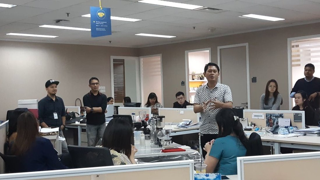 EYIndonesia's tweet photo. What time is it? It's coffee o'clock time at #EYIndonesia! We had a special coffee brewing session by Handityo from Rumah Kopi Nusantara and Joe's coffee for the caffeine addicts. #LifeatEY https://t.co/9HtjIAAXpV