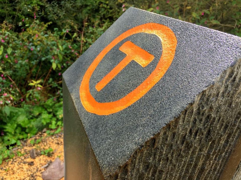 Bornele pe care drumeții le vor întâlni de-a lungul traseului #ViaTransilvanica au rolul de a indica negreșit calea cea bună, ele fiind poziționate din kilometru în kilometru. #DrumulCareUneste viatransilvanica.com/contribuie/