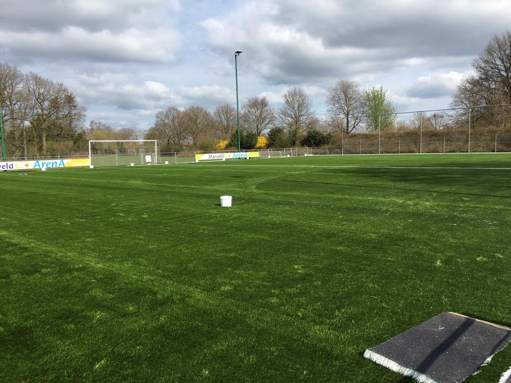 svgrol's tweet photo. Er wordt hard gewerkt aan de accommodatie. Begonnen met infill veld 1. Nieuwe kunstgrasmatten gelegd Marveld Arena. En slangenhuisje nadert voltooiing. https://t.co/lulFcstiZq
