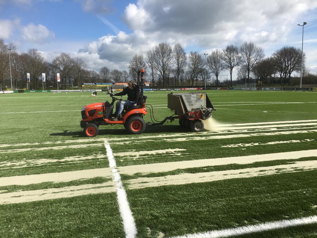 svgrol's tweet photo. Er wordt hard gewerkt aan de accommodatie. Begonnen met infill veld 1. Nieuwe kunstgrasmatten gelegd Marveld Arena. En slangenhuisje nadert voltooiing. https://t.co/lulFcstiZq