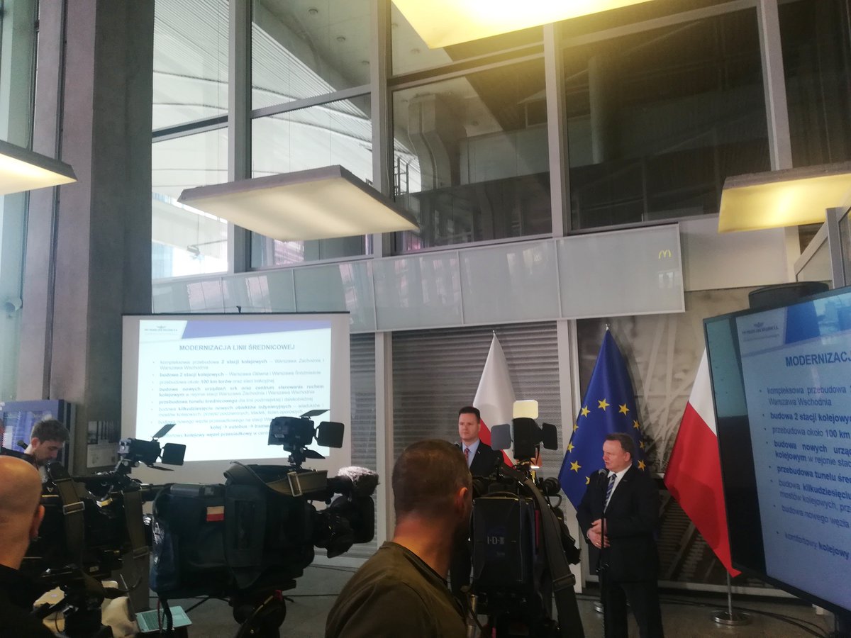 PKP_PLK_SA's tweet photo. Minister @MI_GOV_PL A.Bittel i prezes PLK I.Merchel na konf. przedstawili info nt. mod. linii średnicowej w #Warszawa. Nowe przystanki,⬆️częstotliwość przejazdu poc.,nowe możliwości dla WKD,połączenie z #metro. Stolica może zyskać lepszy sys. komunikacji.➡️https://t.co/QtK5PsfzWc https://t.co/nseNsETYlA