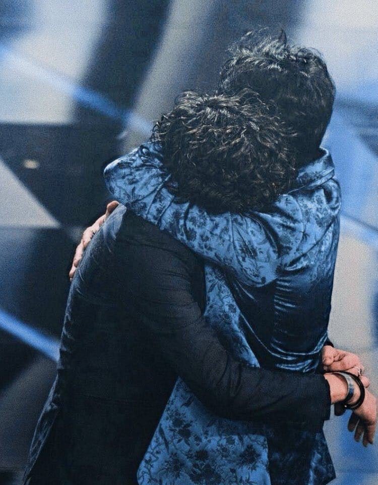 perAspera_'s tweet photo. "Migliaia e migliaia di anni
Non basterebbero
Per dire
Il minuscolo secondo d’eternità
In cui tu m’hai abbracciato
In cui io t’ho abbracciato."
(Jacques Prévert)

🌹🌹

@aleped95
@Ermal_Meta_Fan_

#Metamoro 
#Metanari

🌹🌹 https://t.co/1v4uTiMbAA