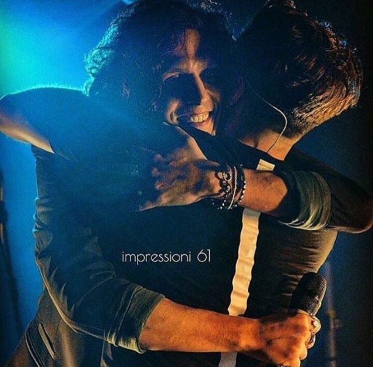 perAspera_'s tweet photo. "Migliaia e migliaia di anni
Non basterebbero
Per dire
Il minuscolo secondo d’eternità
In cui tu m’hai abbracciato
In cui io t’ho abbracciato."
(Jacques Prévert)

🌹🌹

@aleped95
@Ermal_Meta_Fan_

#Metamoro 
#Metanari

🌹🌹 https://t.co/1v4uTiMbAA