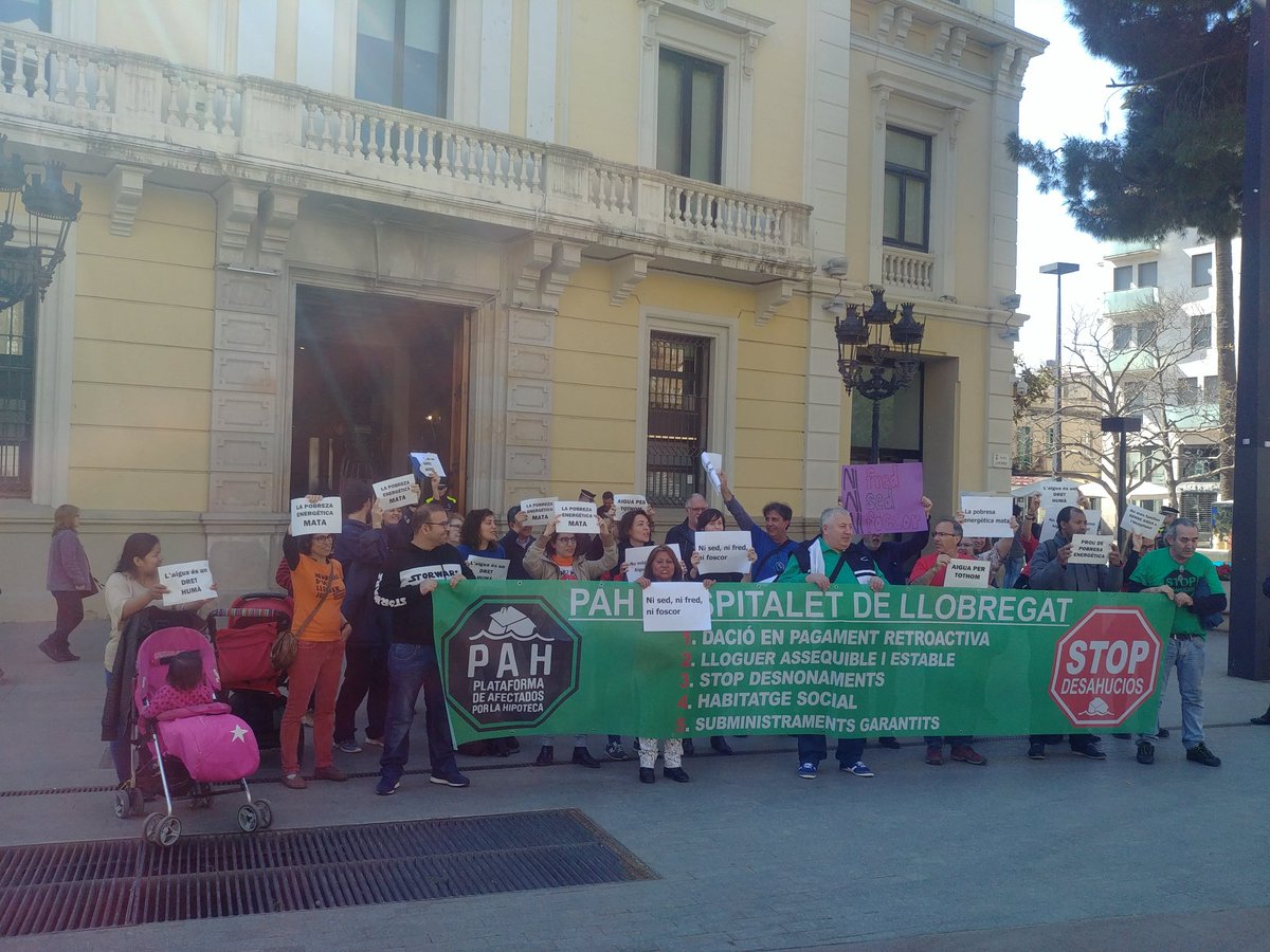 APE_Cat's tweet photo. No podem permetre famílies sense accés a l'aigua a #Hospitalet Llegeix el comunicat sencer a https://t.co/2znPyPWjjw #AiguaHospitalet https://t.co/f8tfuFKBIJ