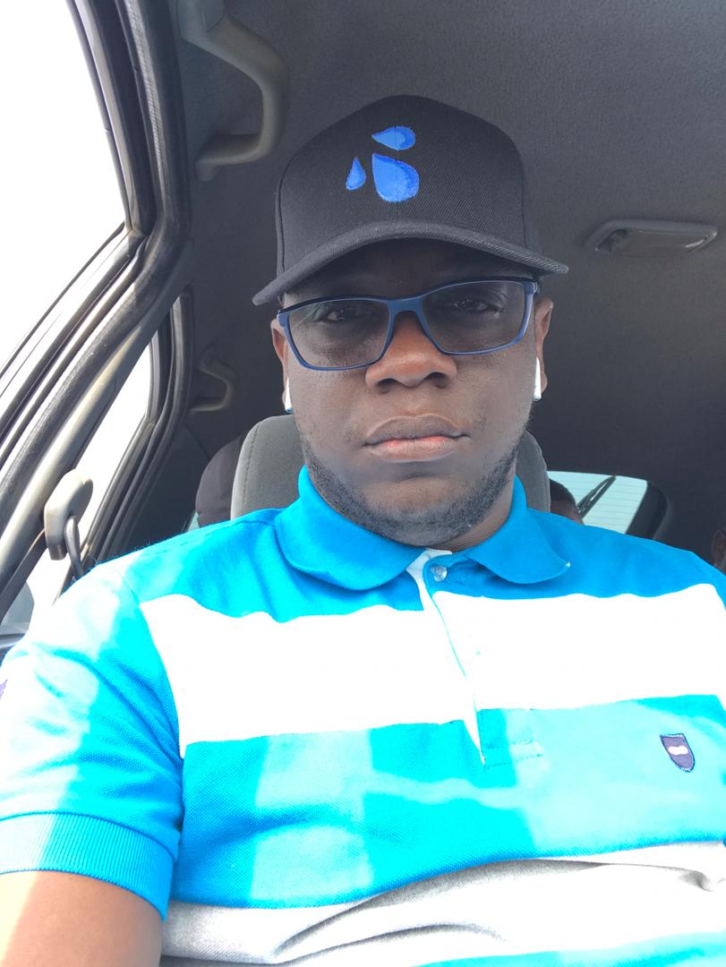 nustapeter's tweet photo. @Calo_of_237 in his hand painted cap from the Wearable Art Project -The Drip Drip design.
#artbybusty
#handpaintedcaps
#wearableart
#cameroonianartist
#camerooniandesigner https://t.co/1uNVrn1X35
