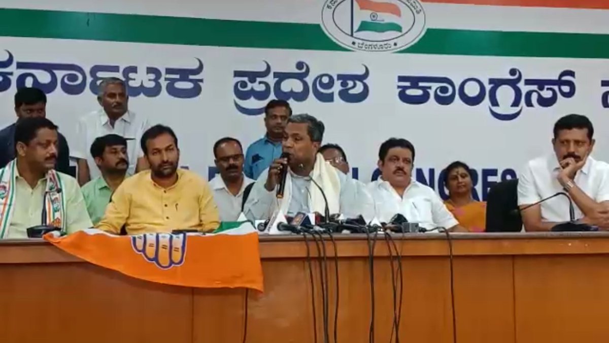 siddaramaiah's tweet photo. ಐಟಿ ದಾಳಿಗಳ ಬಗ್ಗೆ ನಮ್ಮ ವಿರೋಧವಿಲ್ಲ, ಆದರೆ ಐಟಿ ಇಲಾಖೆಯನ್ನು ದುರುಪಯೋಗಪಡಿಸಿಕೊಂಡು ರಾಜಕೀಯ ವಿರೋಧಿಗಳ ಮೇಲೆ ಅಸ್ತ್ರವಾಗಿ ಬಳಕೆ ಮಾಡಿಕೊಳ್ಳುತ್ತಿರುವುದಕ್ಕೆ ಮಾತ್ರ ನಮ್ಮ ವಿರೋಧವಿದೆ.

ಸಾಂವಿಧಾನಿಕ ಸಂಸ್ಥೆಗಳನ್ನು ದುರುಪಯೋಗ ಮಾಡಿಕೊಂಡು ಚುನಾವಣೆ ಗೆಲ್ಲಬಹುದೆಂಬ ಭ್ರಮೆಯಲ್ಲಿ ಬಿಜೆಪಿ ಪಕ್ಷವಿದೆ. ಇಂಥ ದಾಳಿಗಳಿಗೆ ನಾವು ಹೆದರುವವರಲ್ಲ. https://t.co/v1p3YdfbVO