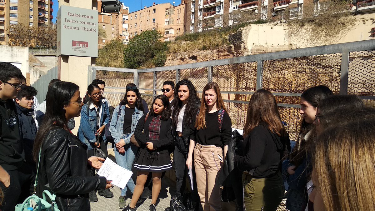 elsplanells's tweet photo. Comencem  la jornada a Tarraco amb la visita al teatre romà i les explicacions de la Bruna i la Núria @MNATTGN @Tarraco_Viva #discimusetludimus #batxi https://t.co/JQRkBoewSO