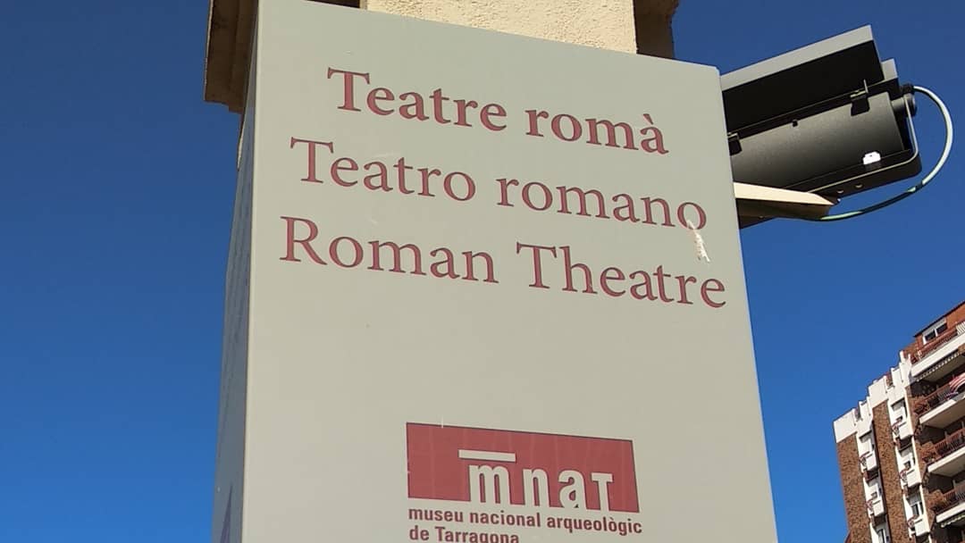 elsplanells's tweet photo. Comencem  la jornada a Tarraco amb la visita al teatre romà i les explicacions de la Bruna i la Núria @MNATTGN @Tarraco_Viva #discimusetludimus #batxi https://t.co/JQRkBoewSO