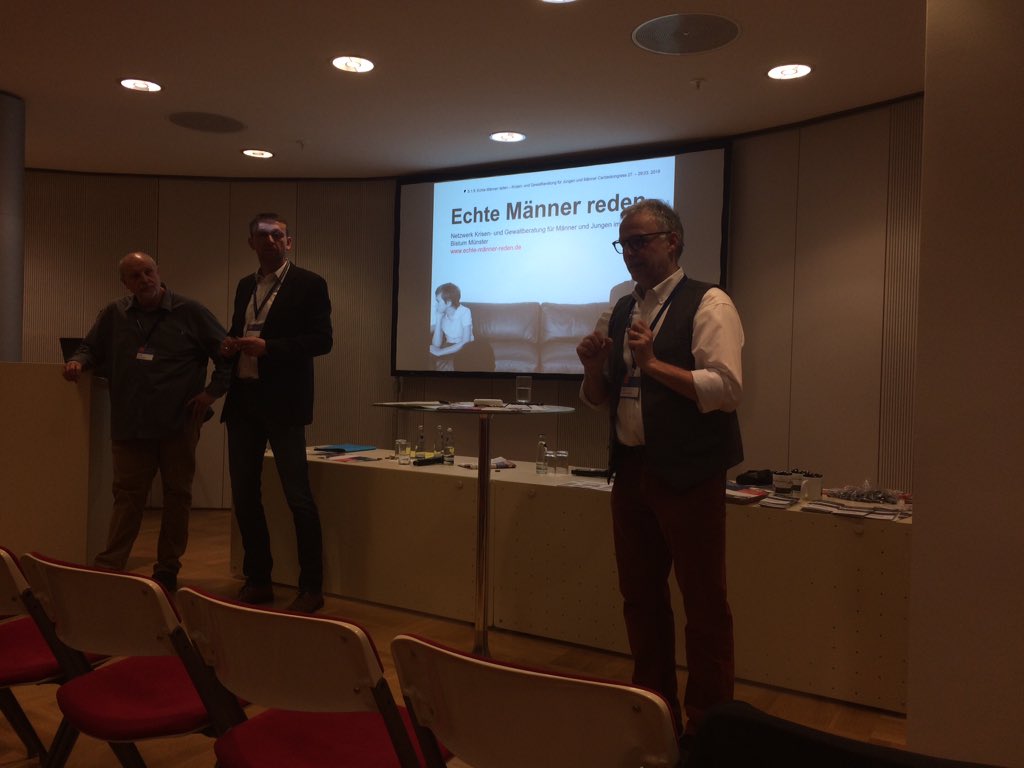 SKM_BV's tweet photo. #echtemännerreden - @CaritasMS stellt am 2. Tag des #Caritaskongress die Weiterbildung "männerfokussierte Krisen- und Gewaltberatung" vor. Die bietet der #caritasMS gemeinsam mit dem @SKM_BV an. #männerarbeit #jungenundmännerarbeit https://t.co/6vve97LFGQ https://t.co/tOxbVcnnx5