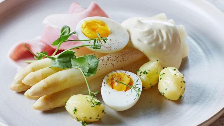 Wilt u komen lunchen of dineren bij Asperges op de Velden? Wacht dan niet te lang met reserveren, het gaat snel! Voor meer informatie: aspergesopdevelden.nl