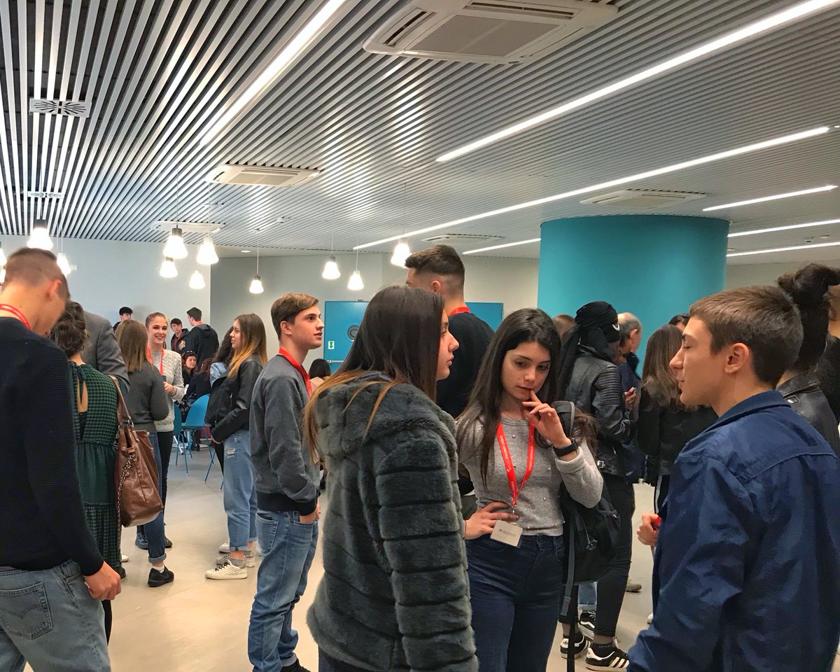 CA_Ita's tweet photo. Al #CréditAgricoleGreenLife, insieme a ⁦@EconomiAscuola_⁩ , per l’evento #BankMeApp “Che impresa ragazzi!”, parte della European Money Week 2019. I 3 finalisti del Business Game presentano il loro progetto di imprenditorialità innovativa. Che vinca il migliore! https://t.co/iINPM04TIT