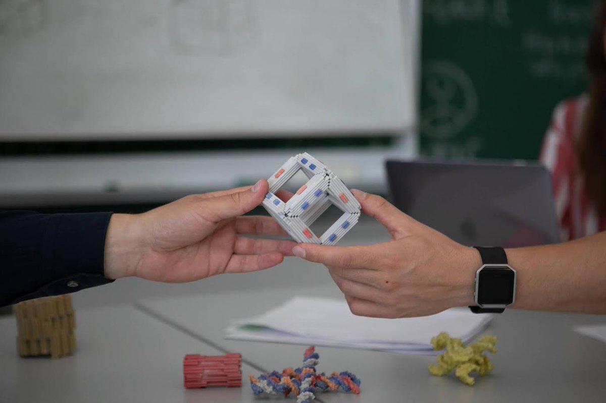 AirbusSpace's tweet photo. Did you know that only in #microgravity it is possible to grow spherical DNA macromolecules? Space Origami plans to produce the first 3D DNA-Origami nanomaterial ever. Access to the ISS is provided via @kiwi_microG. Support the #crowdfunding campaign here: https://t.co/Be5HpITgAp https://t.co/SFLi5kzW8M