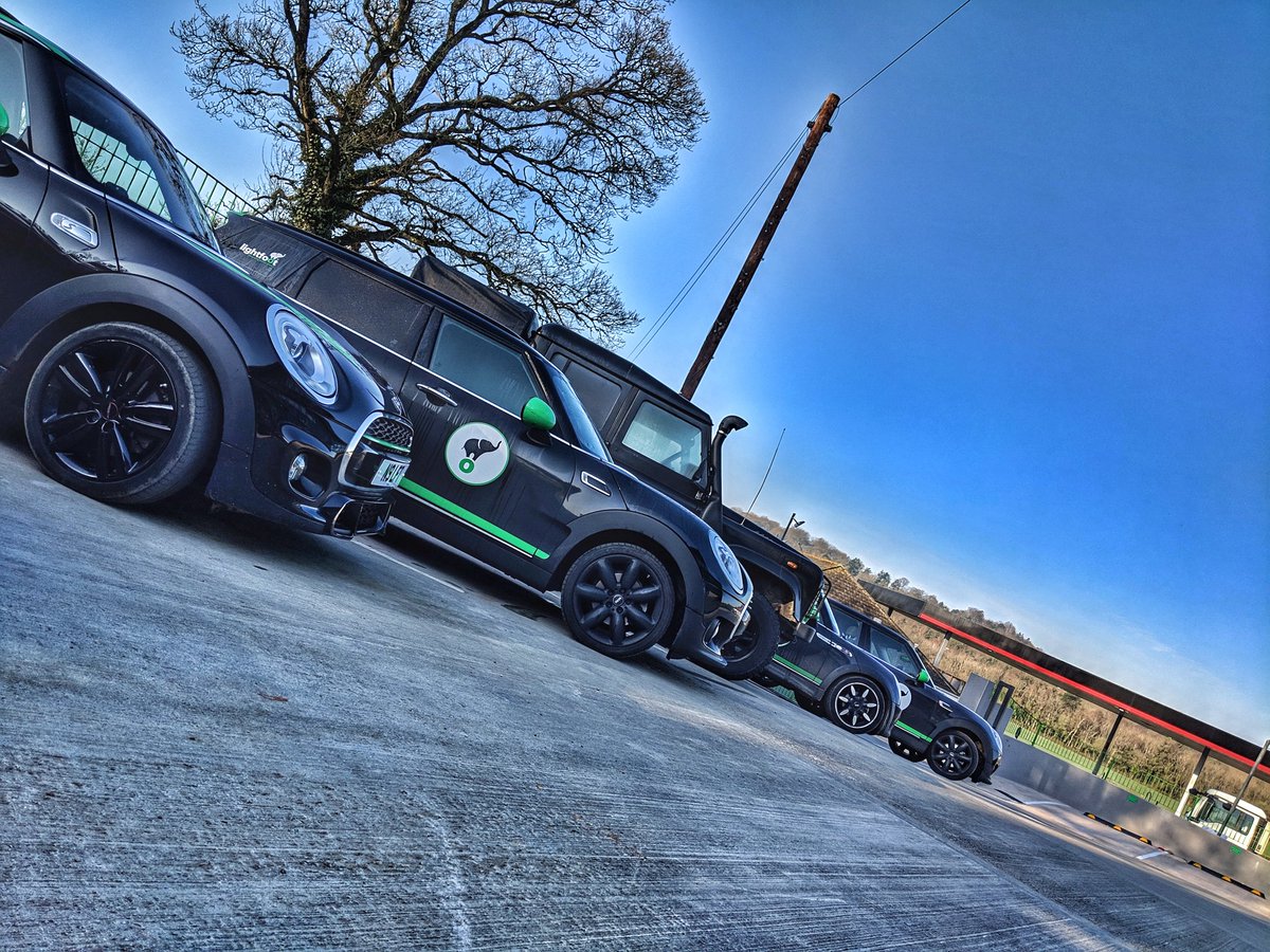 LemonJam_Dan's tweet photo. I love seeing the @lightfootuk fleet lined up in the mornings here at Innovation Valley. The green and black army!

#Lightfoot #Mini #BMW #BMWMini #LandRover #Defender #InnovationValley #Devon #Exeter @MINIExeter @gksignsltd https://t.co/cBAEiUOOnB