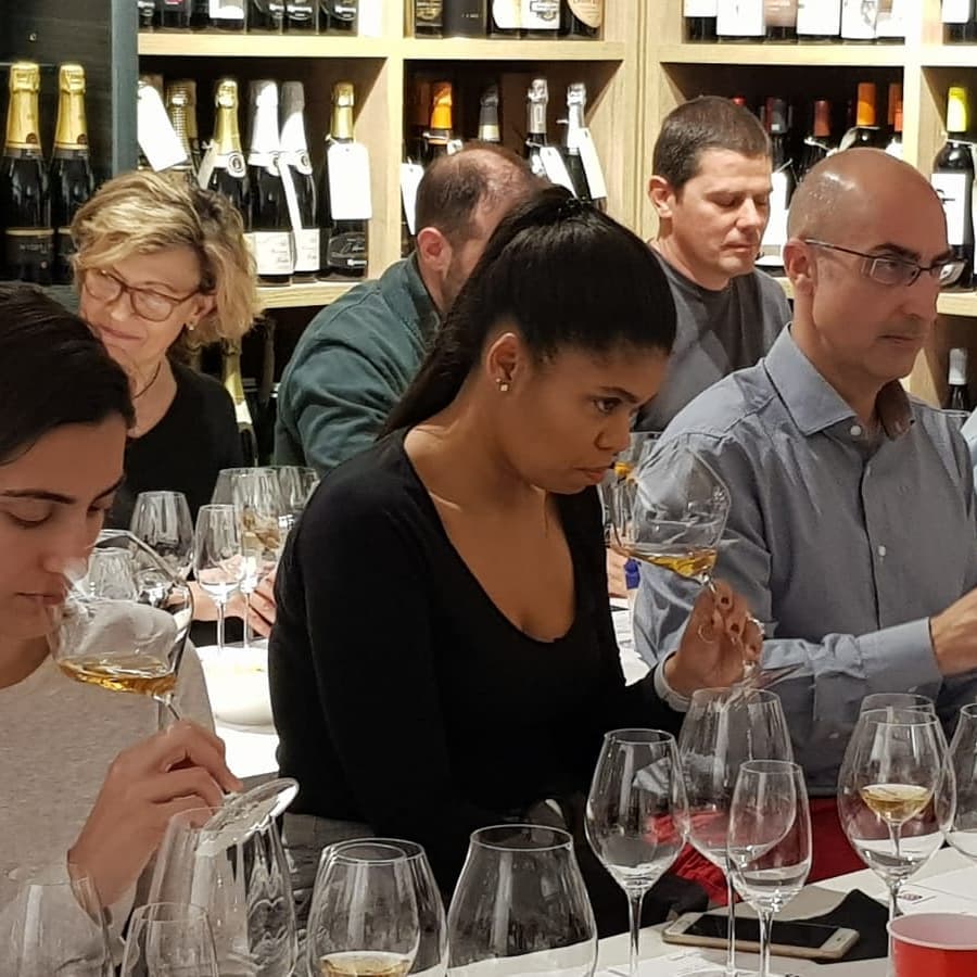 riedel_spain's tweet photo. . @vinsandco acogió ayer una nueva #riedelexperience. Liderados por @JordiBort , los asistentes pudieron comprobar como el vino expresa de manera distinta en función de la copa seleccionada.
Gracias por confiar en @riedel_spain !
#MyRiedel #riedel #wineglass https://t.co/gtAqWwQtPU