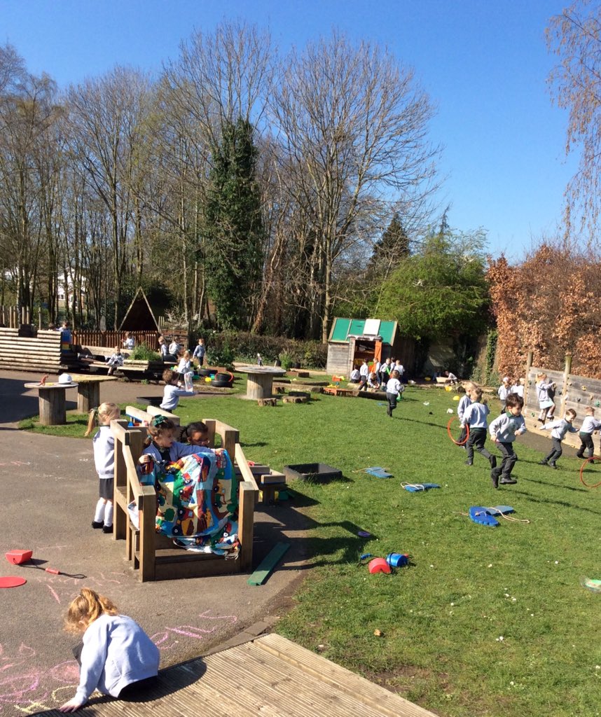 LuntsHeathEYFS's tweet photo. What a beautiful day for RH and RL to be learning outdoors! We have children writing, building dens, using the climbing wall, playing with water and much more! The picture sums up our morning perfectly ☀️💚 #busybees #outdoorlearning #happy @LuntsHeathSch https://t.co/59m2xNRkY2
