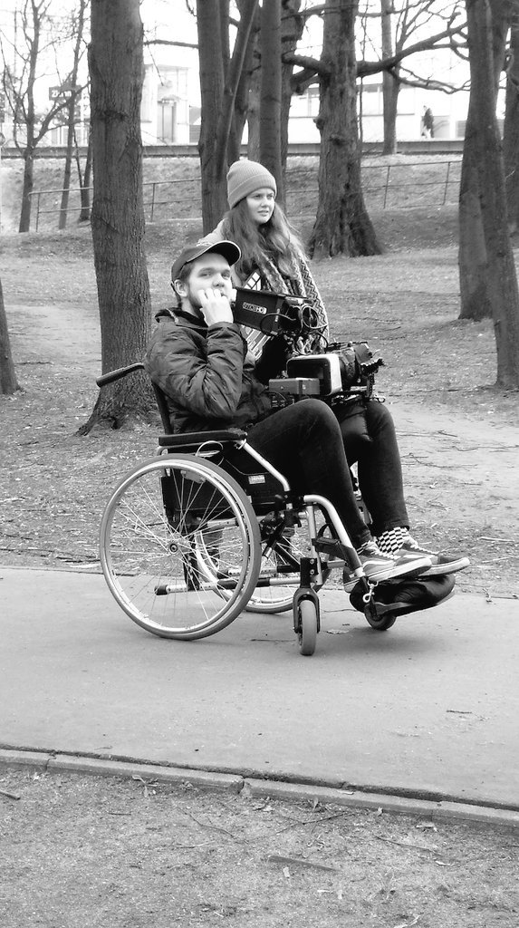 Stow_MTA's tweet photo. Jesteśmy dzisiaj na planie zdjęciowym do filmu reż. Mileny Zielonki  "Matki W To Nie Mieszaj"...i tak zabrakło nam jazdy więc iprowizowalismy z wózkiem inwalidzkim :p #filmmakers #warsaw #youngfilmmakers #film #etiuda #outdoors #blackandwhite #polska #poland #planfilmowy https://t.co/T5VaIaVAXT