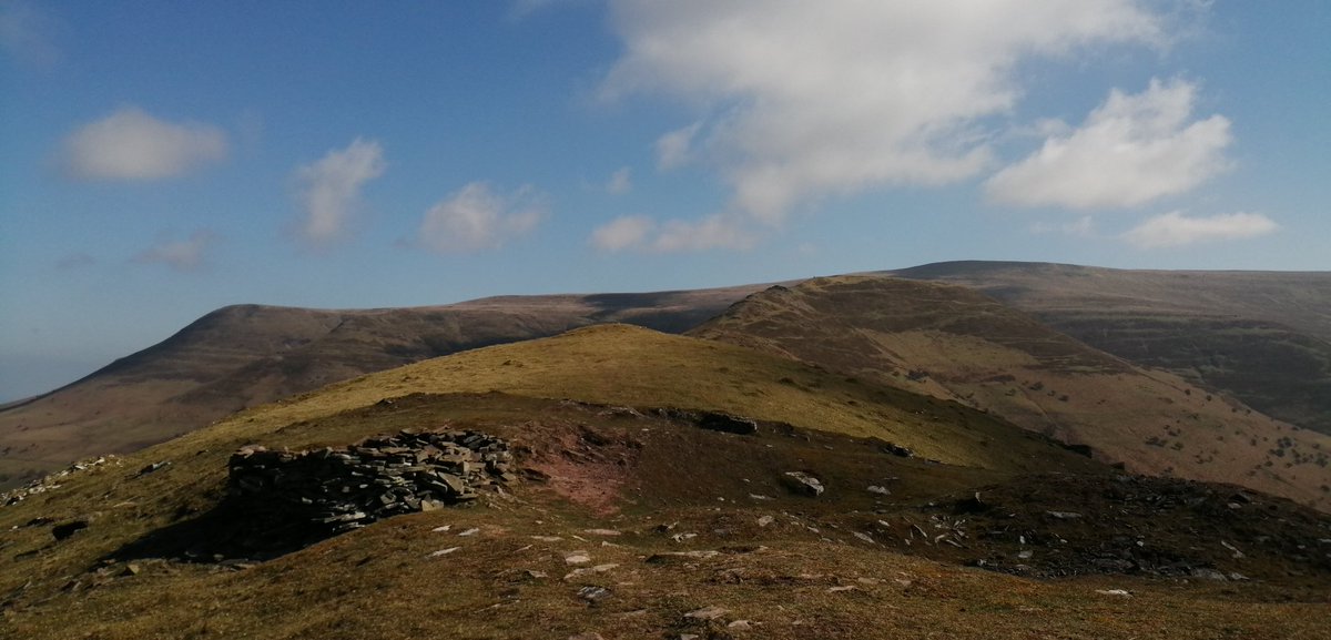 smoggiewalks's tweet photo. Dragons Back Ridge #Wales #WHWtraining #breconbeacons #blackmountains #getoutside #lesserwalkedpaths @DerekTheWeather @OrdnanceSurvey @BeaconsPhotos @MidWalesMyWay @Talgarth_Info https://t.co/YNar2MpHyg