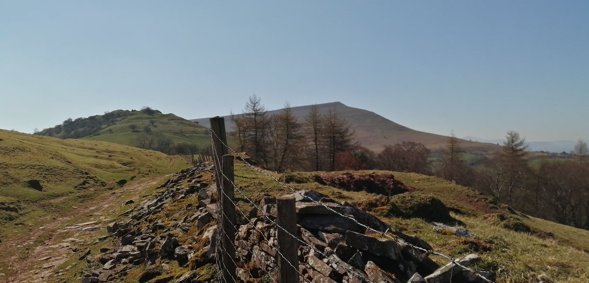 smoggiewalks's tweet photo. Dragons Back Ridge #Wales #WHWtraining #breconbeacons #blackmountains #getoutside #lesserwalkedpaths @DerekTheWeather @OrdnanceSurvey @BeaconsPhotos @MidWalesMyWay @Talgarth_Info https://t.co/YNar2MpHyg