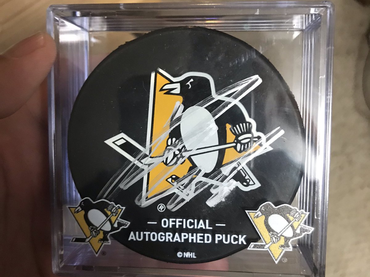 IRNCTYMNE's tweet photo. Received my @penguins Charity Bag of Awesomeness yesterday. I was not lucky enough to win a jersey this year, but I was lucky enough to get a puck signed by one of my faves Phil Kessel!! @MarioLemieuxFdn @pensfoundation #HotDogTime https://t.co/DofmhDNDYx