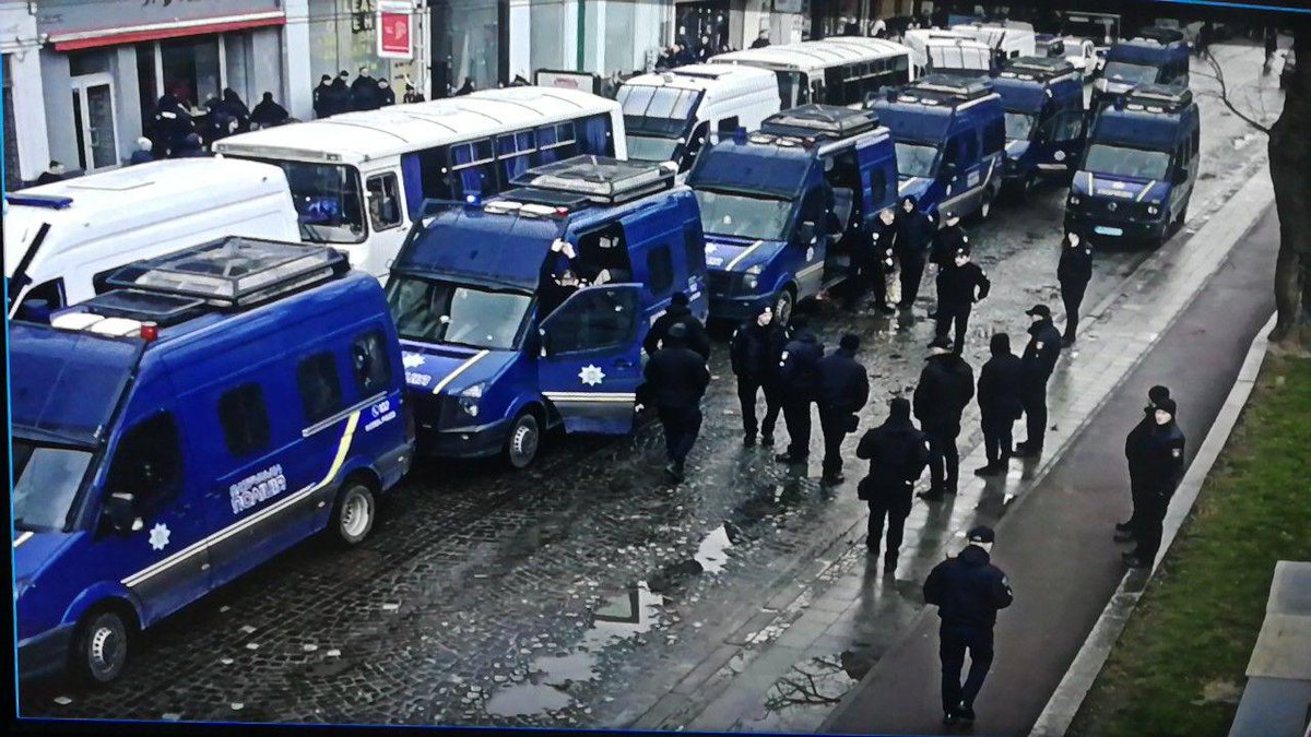 Порошенко приїжджає до Львова, остаточно переконати всіх голосувати проти себе. Інакше той безлад у центрі Львова важко пояснити.

Перекриті вулиці. УДО незаконно зупинило рух громадського транспорту.

Львів‘яни не кусаються. Такими діями ви лише провокуєте агресію.