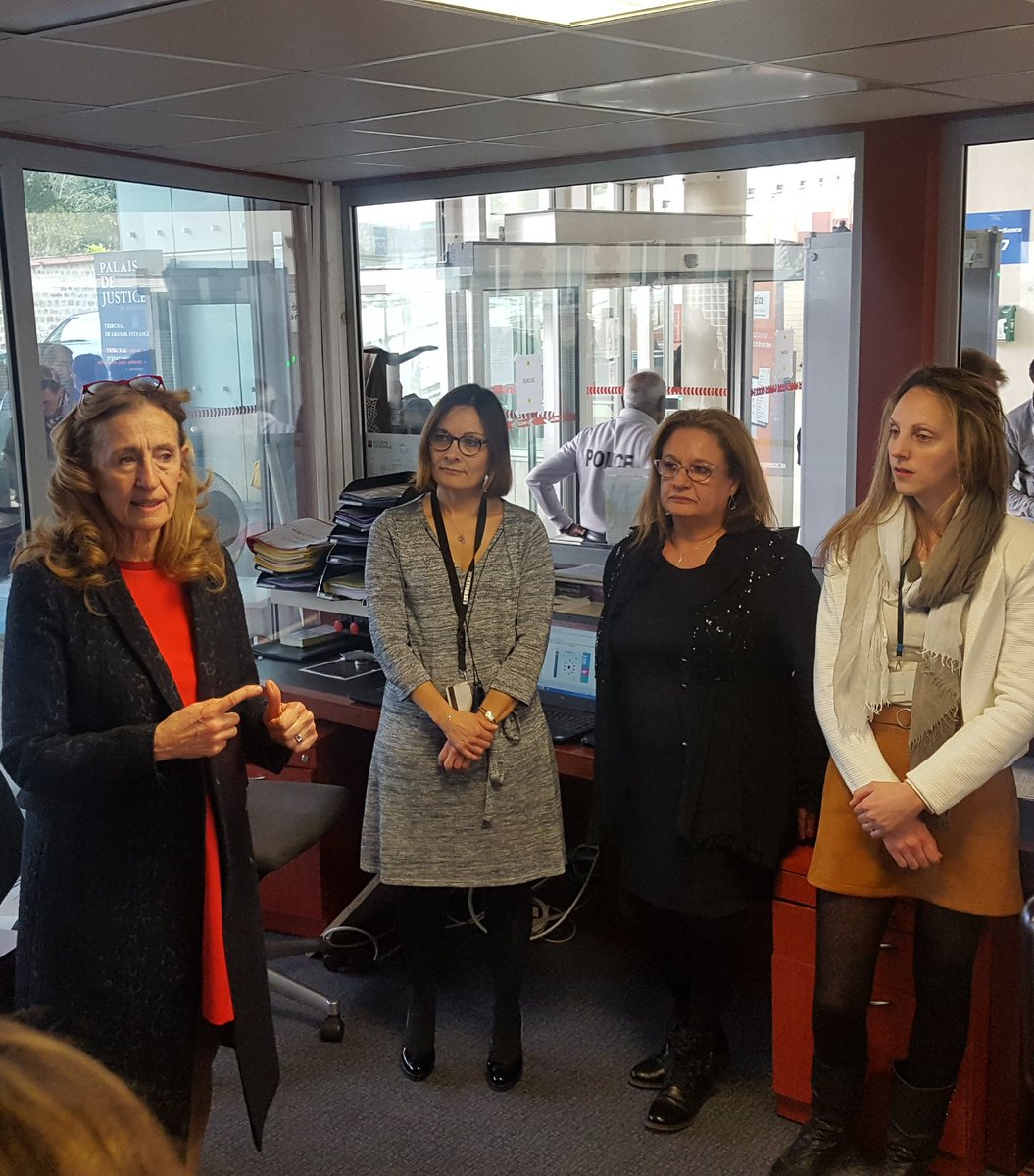 Prefet95's tweet photo. [#EnDirect] La Ministre de la Justice @NBelloubet vient à la rencontre des agents du Service d’Accueil Unique du Justiciable (#SAUJ) du Tribunal de Grande Instance de #Pontoise #ValdOise https://t.co/FpIQXaK2JQ