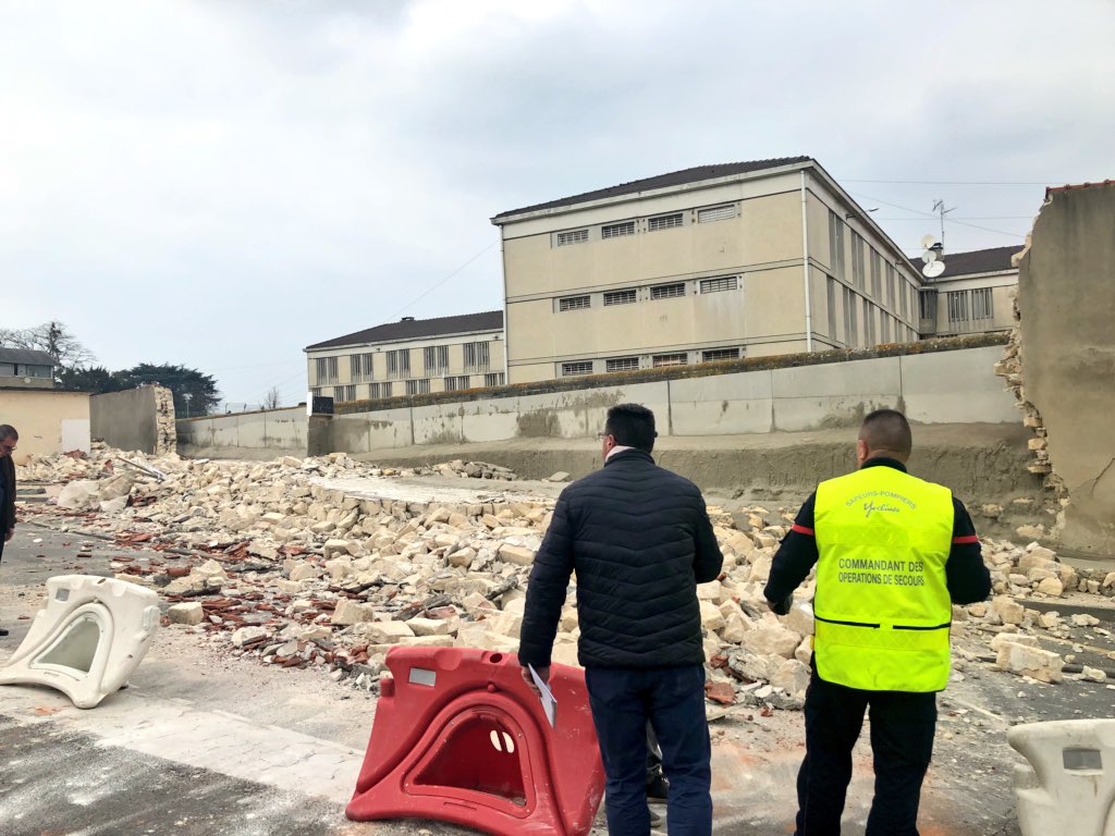 777Antoine777's tweet photo. Après l'estrade de la présentation de la liste lrem qui s'effondre;
Une partie du mur d'enceinte de la prison de #Poissy s'effondre....
No comment.... 🤔
#effondrement
#lrem #prison #estrade #mur https://t.co/r1BYBiCVW2