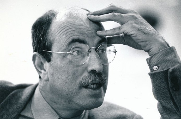 Het welzijn van mensen was in alles wat Hans Simons deed zijn uitgangspunt. Wij herinneren hem als bevlogen staatssecretaris en wethouder met een enorm hart voor de publieke zaak. We wensen zijn familie en vrienden veel sterkte met het verlies van deze bijzondere man.