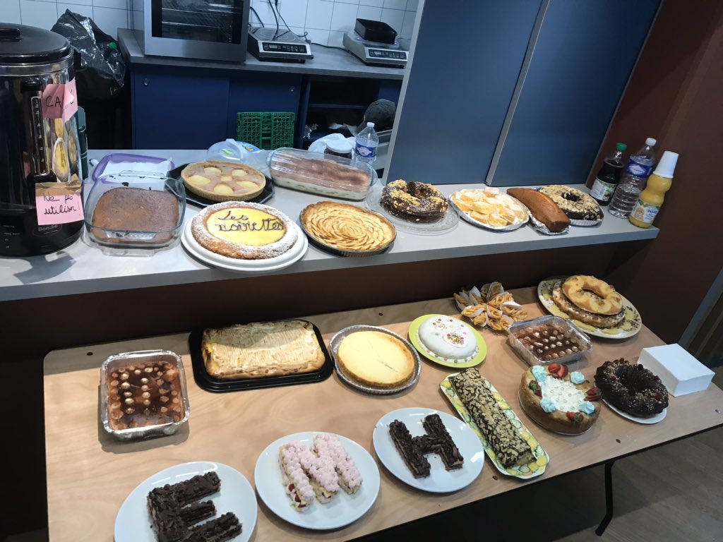 BabXR's tweet photo. #ClubRI cerise sur le gâteau: les gâteaux ! Quand on voit les talents culinaires de nos gardiens, on comprend mieux pourquoi il n’y a pas de collègue @EstMetropoleHab aux concours de @AssoVrac: il faut laisser leur chance aux habitants 😎 https://t.co/PlG7t5Aq8j