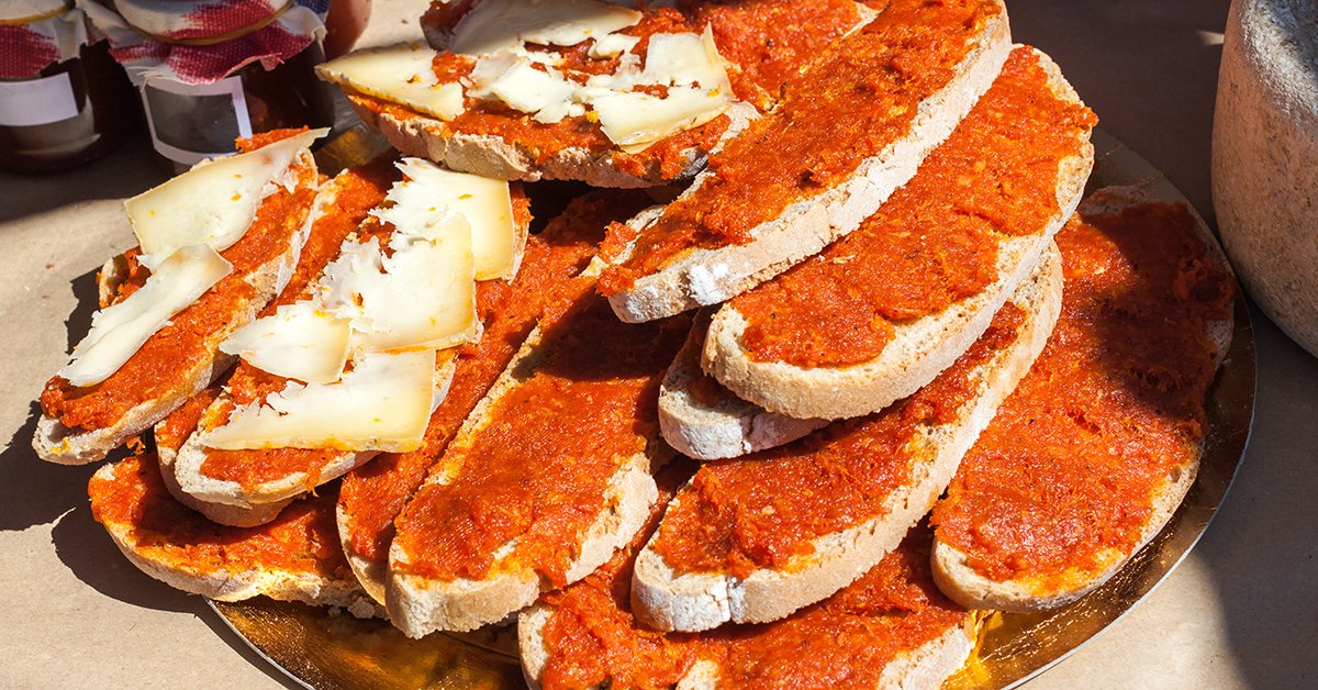 BaleariTur's tweet photo. Con pane, da sola, con formaggio 😋😋 Non ci credo che tu non abbia provato la sobrasada de Mallorca 😱 #Pecato @InfoMallorca https://t.co/wp9GHjJoFN