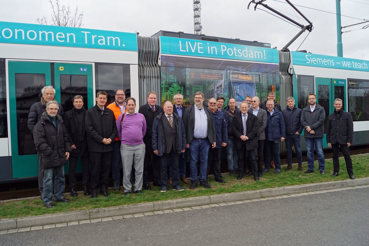 SiemensMobility's tweet photo. German #railway experts enjoyed the ride with the world’s 1st #autonomous #tram, in real traffic, in Potsdam! This innovative #technology was developed by our experts, in collaboration w/ the teams of our Berlin-Adlershof’s R&amp;D facility. https://t.co/jYIOahY5Mk #availability https://t.co/MRv2db5BgW
