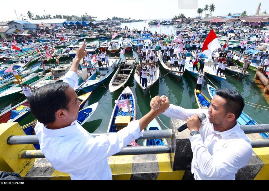jokowi's tweet photo. Aroma gurihnya ikan bakar meruap ke udara di sekitar Jembatan Sungai Manggar di Kota Balikpapan pagi tadi. Ratusan nelayan menambatkan perahu di bawahnya seraya menggelar Festival Bakar Ikan. 

Dari atas Jembatan Manggar, saya hanya bisa menyapa mereka dengan bangga. https://t.co/f3cpyvU0u1