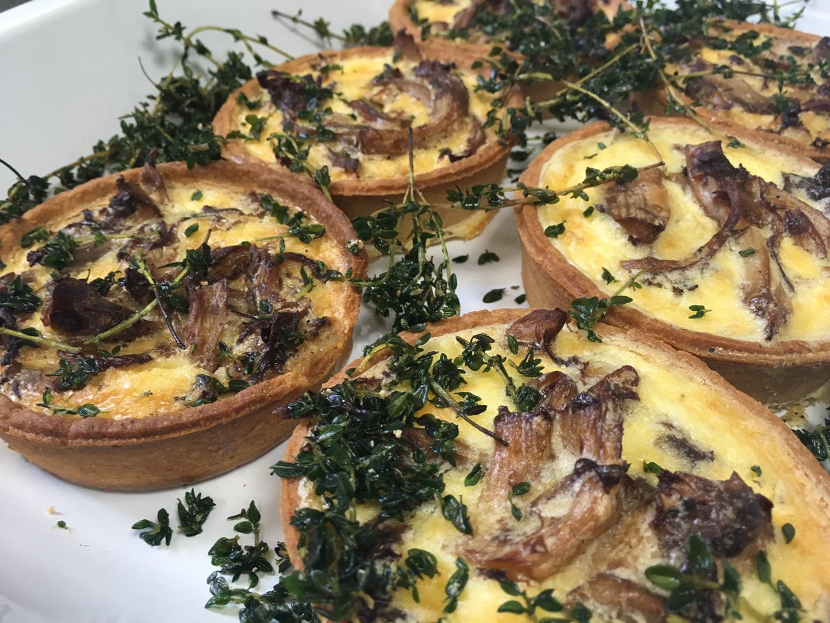 #homemade Roast Mediterranean or grey oyster mushroom tarts, served with shaved fennel &amp; lime 🥗 
<a href="/TomlinsonCentre/">The Tomlinson Centre</a> @AngelHillFood