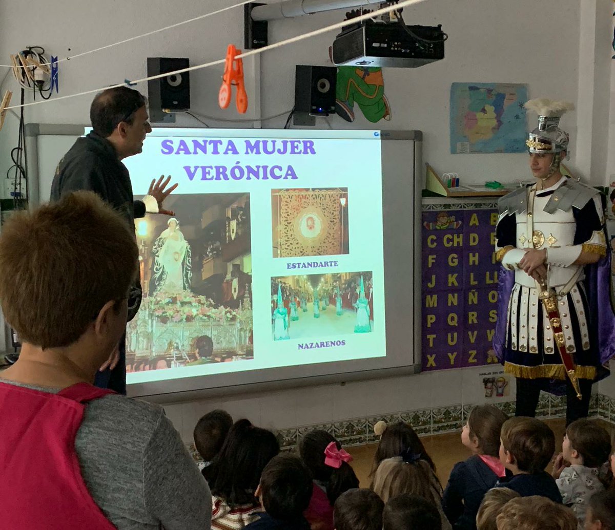 Esta mañana la <a href="/CasaPasoBlanco/">Casa Paso Blanco</a> ha estado en el Colegio Villaespesa de Tercia enseñando a los más pequeños nuestra #SSantaLorca19 #SomosBlancos