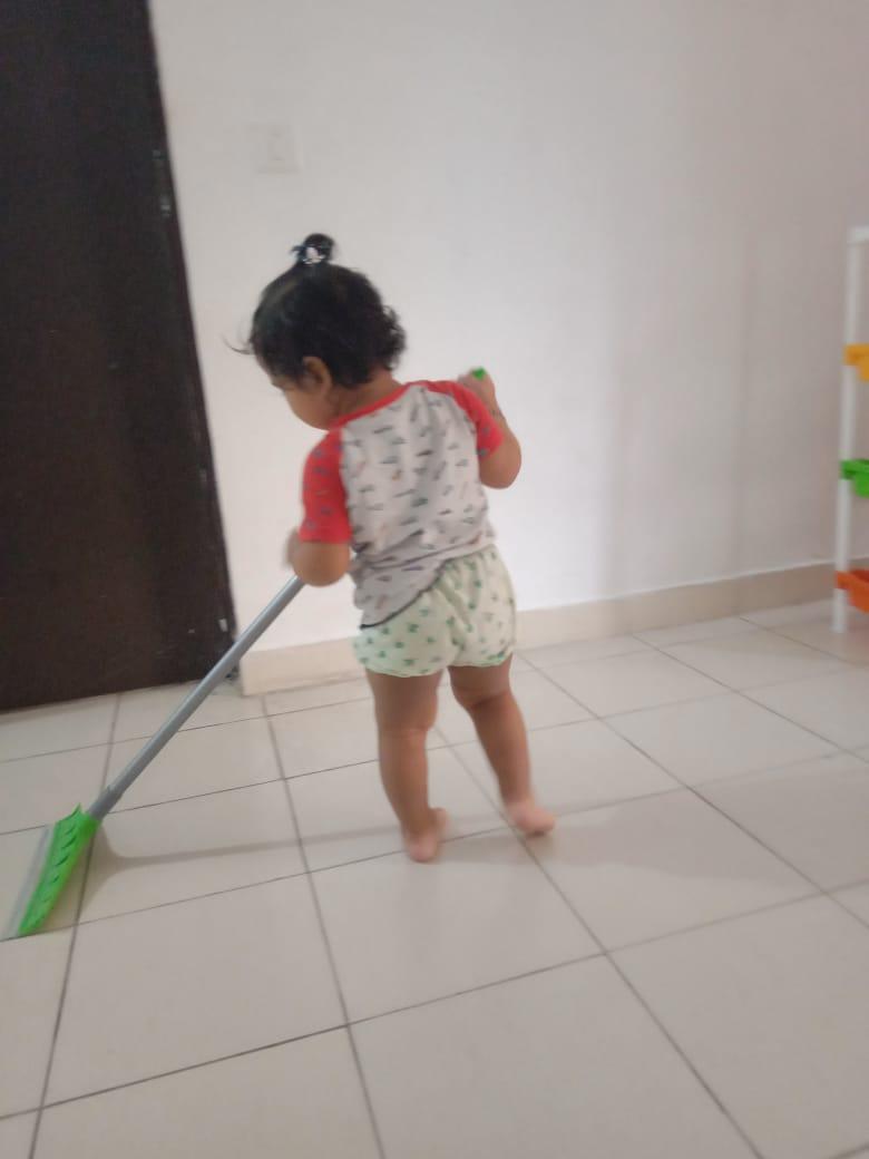 RajatJTripathi's tweet photo. #PMModi के #SwachhBharat मिशन को बढ़ावा देता 15 महीने का मेरा भांजा #Rushank
रुशांक आजकल रोजाना झाडू लेकर घूमता है।
जब देश का सर्वोच्च नेता प्रधानसेवक तो..देश का बच्चा भी जनसेवक ही बनता है।
#LokSabhaElections2019
#NarendraModi
#PMNarendraModi
#UttarPradesh
#IndiaWithNaMo https://t.co/fF003yJfMp