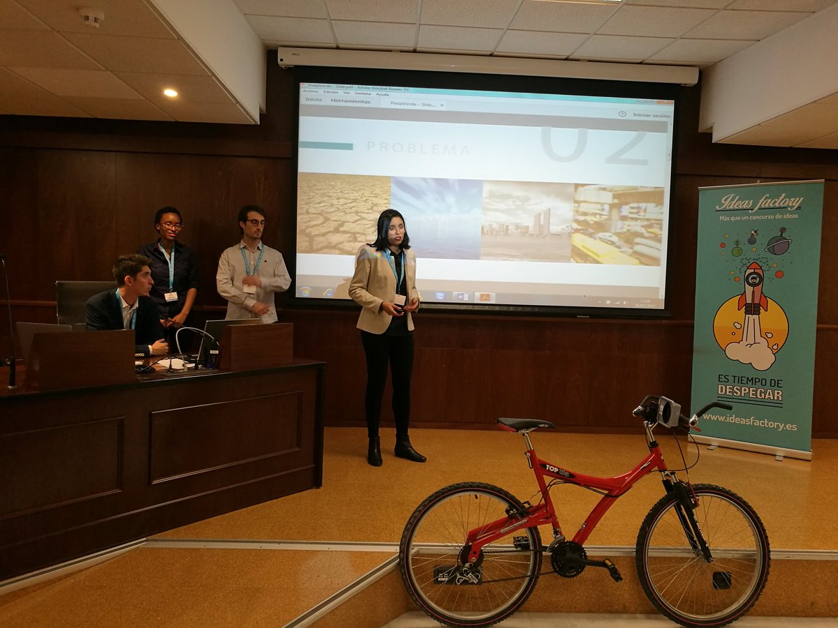 ACCUAndalucia's tweet photo. Y otra idea emprendedora más: el #PedalVerde, un dispositivo acoplado a una bici que aprovecha la energía eólica durante el pedaleo y la convierte en energía eléctrica, almacenándola en una batería con la que poder cargar tus dispositivos ¡Muy #ecofriendly!#IdeasFactorySummit https://t.co/LTdksswvwp