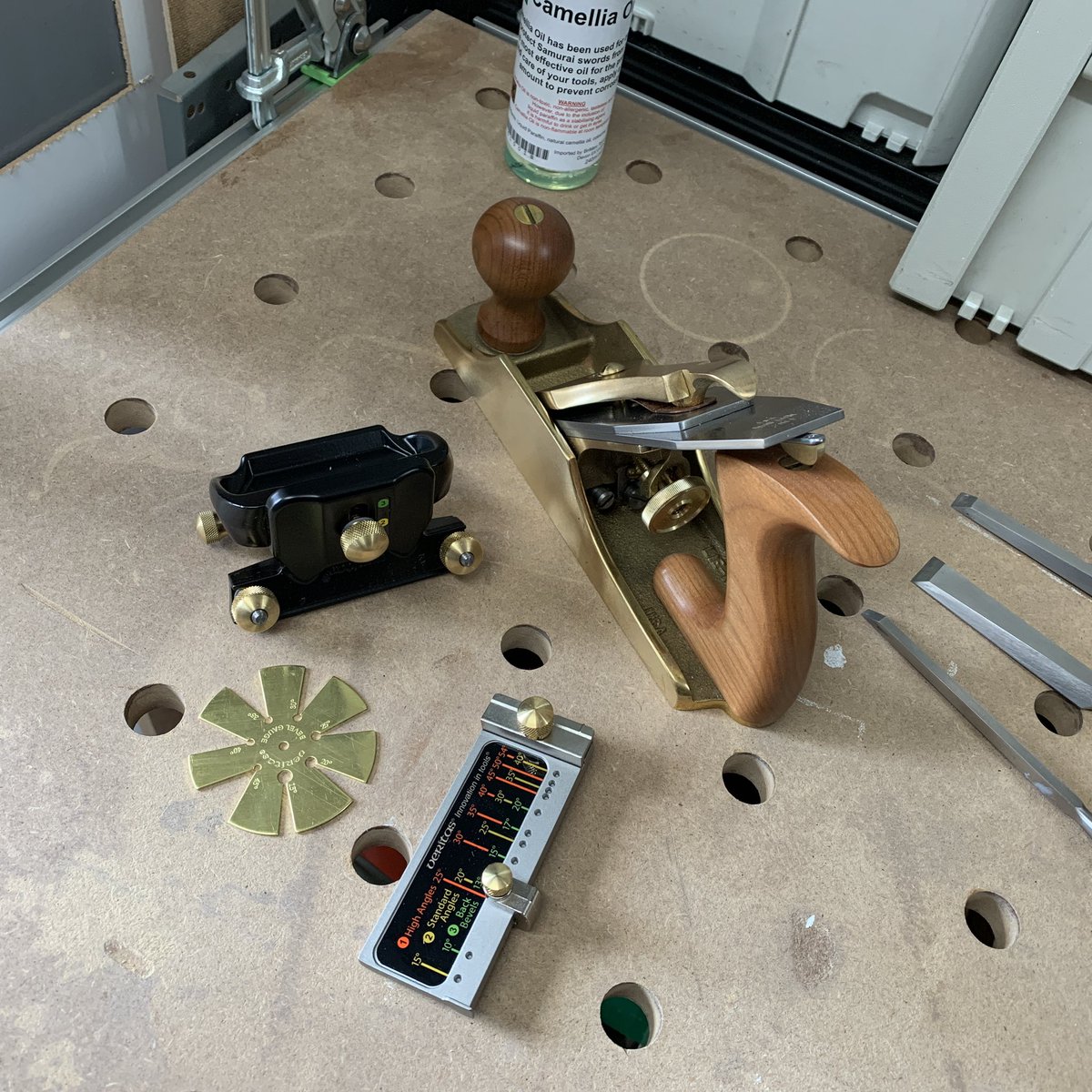 DefineTheLight's tweet image. This will be... interesting! 😳 #woodwork #toolsharpening @AxminsterTools